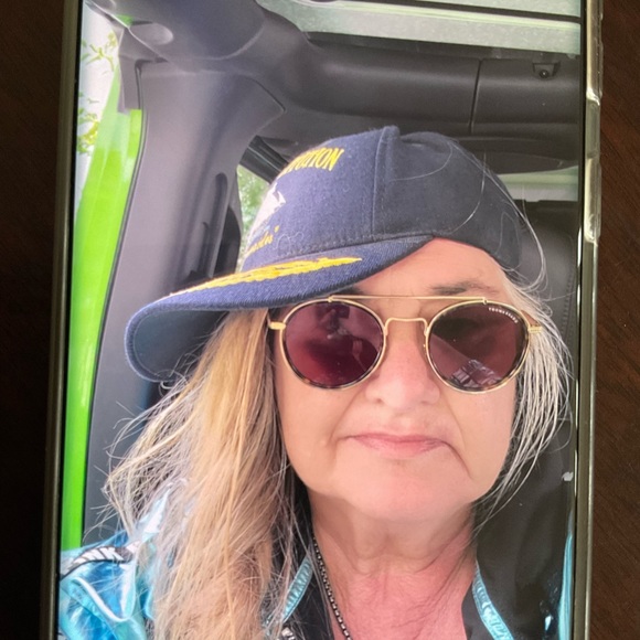 Meet your Posher, Larissa  TIME TO DO YOUR CHRISTMAS SHOPPING  BUY YOUR GRAILS - Picture 2 of 2